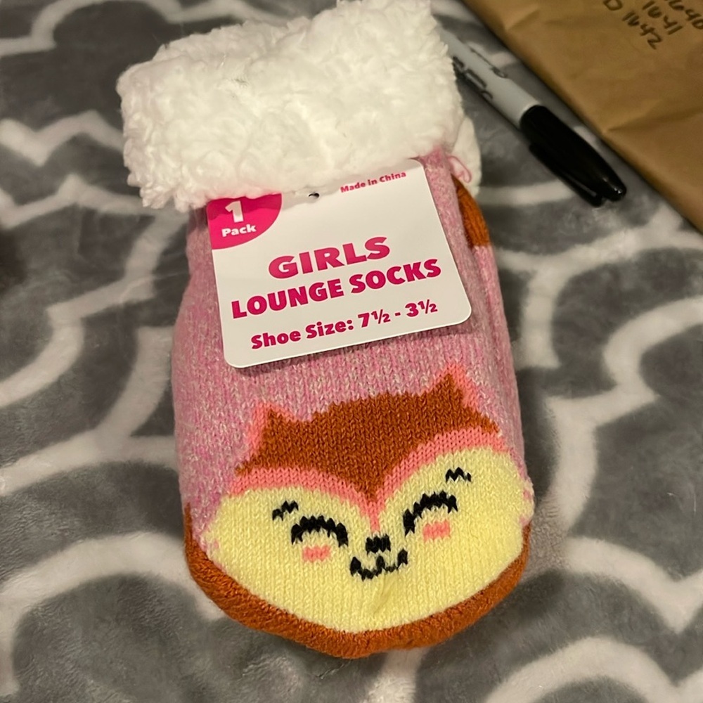 Toddler Girls Thick lounge socks withh grip bottom, NEW shoe size 7.5-3.5